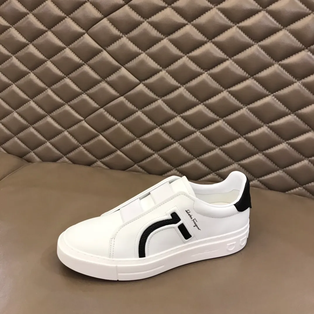 p400【Salvatore Ferraga**】New men's low-top casual shoes! Top-quality cow products, original lasts, made of imported cowhide, first-class texture, first-layer sheepskin lining! Original outsole! The details are exquisite and the style is versatile and upscale! Decorated with a three-dimensional Gancini logo, the back of the tongue and lace-up piping add a pop of color. The high-tech sole features a holographic pattern and Gancini details, making it ideal for a practical yet stylish everyday look. Code number 38-44 (45 can be customized)